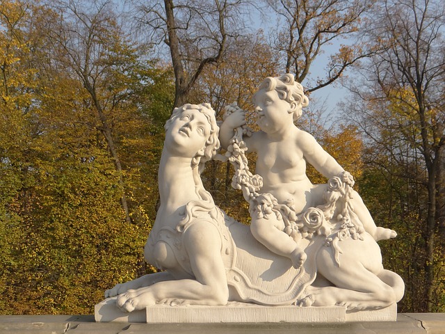 rzeźby w parku
